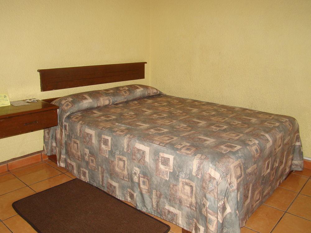 Hotel Estefania Морелия Экстерьер фото